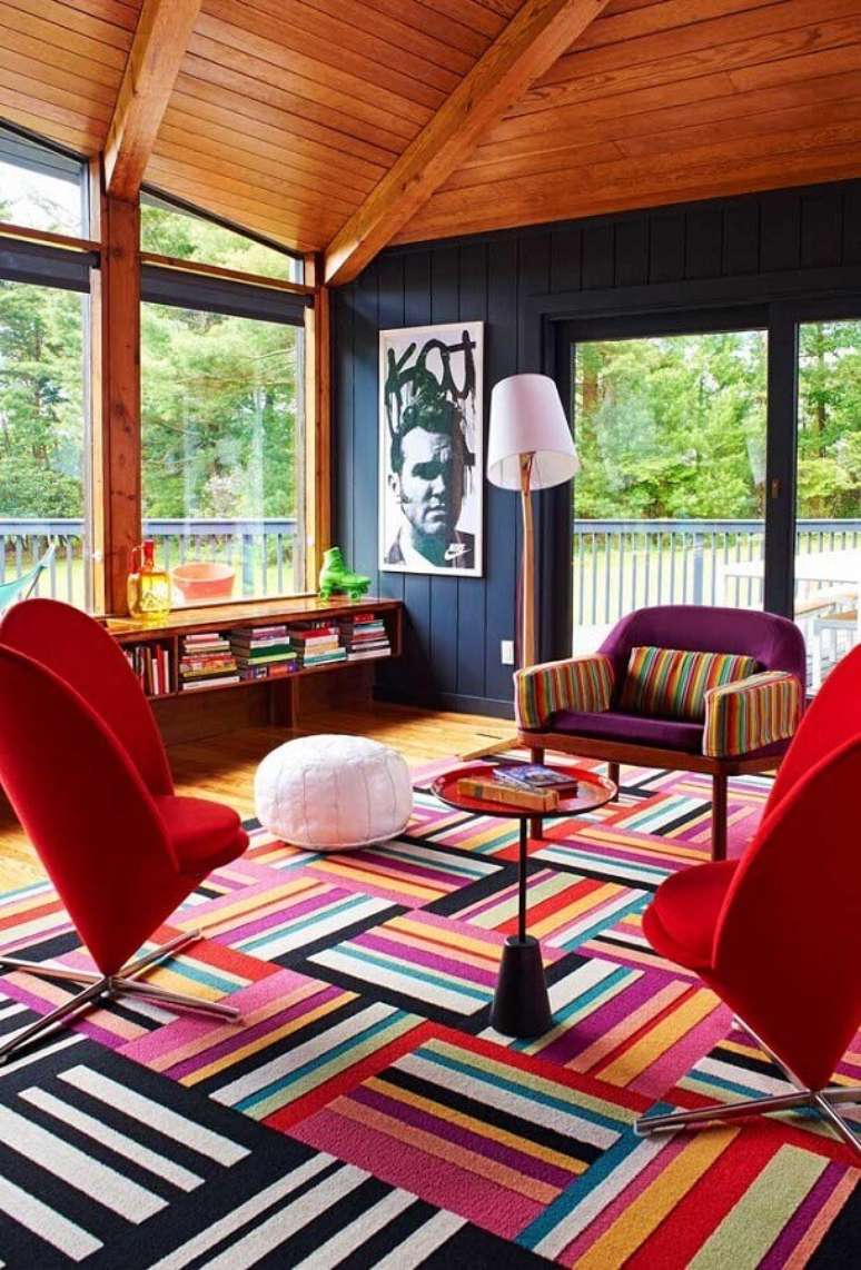 75. Tapete colorido para sala decorada com poltronas confortáveis e modernas – Foto: Home Fashion Trend