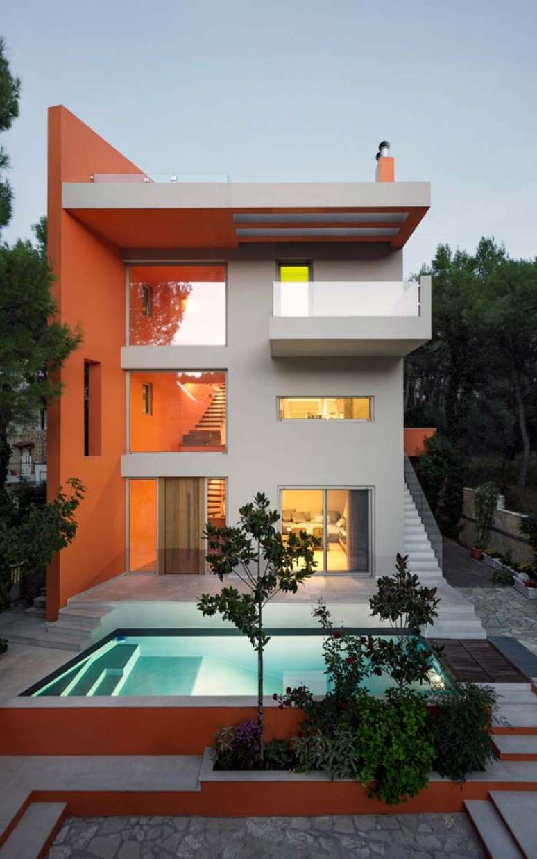 38. Cores para fachadas de casas laranja e cinza com piscina na decoração -Foto Pinterest