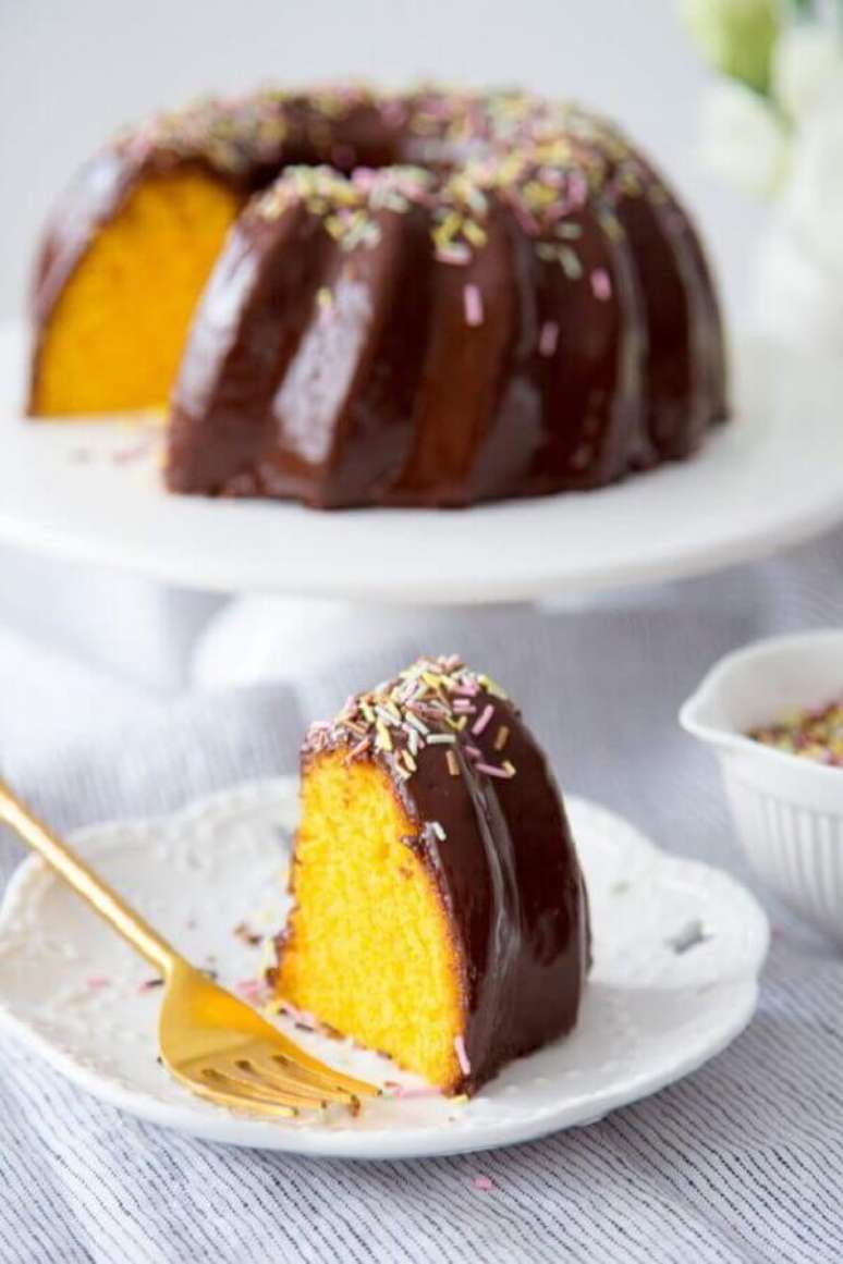 1. Lindo bolo de cenoura com cobertura de chocolate e confeitos coloridos – Foto: Danielle Noce
