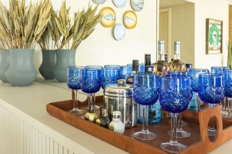 39. Modelo de bandeja bar madeira organiza ta&ccedil;as azuis. Projeto de Rog&eacute;rio Galli