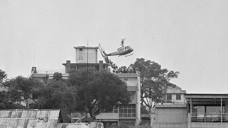 Saigon, 29 de abril de 1975: um helicóptero dos EUA tenta retirar civis da cobertura de um prédio