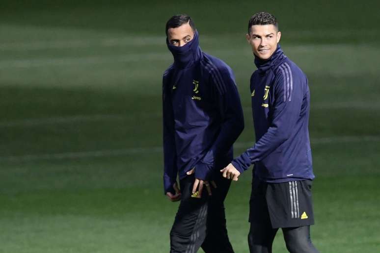 Benatia junto com Cristiano Ronaldo em treino da Juventus (Foto: MARCO BERTORELLO / AFP)