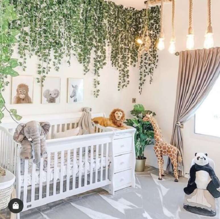 11. A folhagem artificial fixada na parede e teto realçam a beleza do quarto de bebê safari. Fonte: Pinterest
