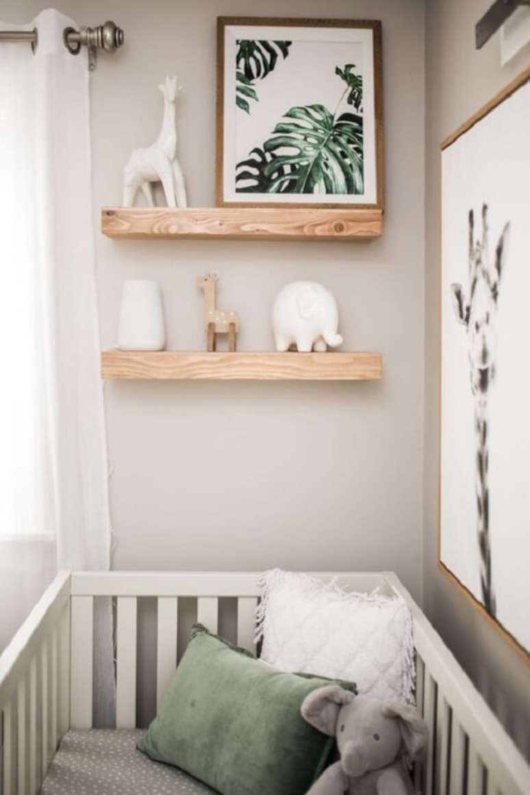 43. Prateleira de madeira e quadros decoram o quarto de bebê safari. Fonte: Pinterest