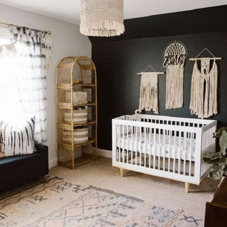 9. A decoração de quarto de bebê safári pode contar com elementos em palha, madeira e macramê. Fonte: Revista Viva Decora