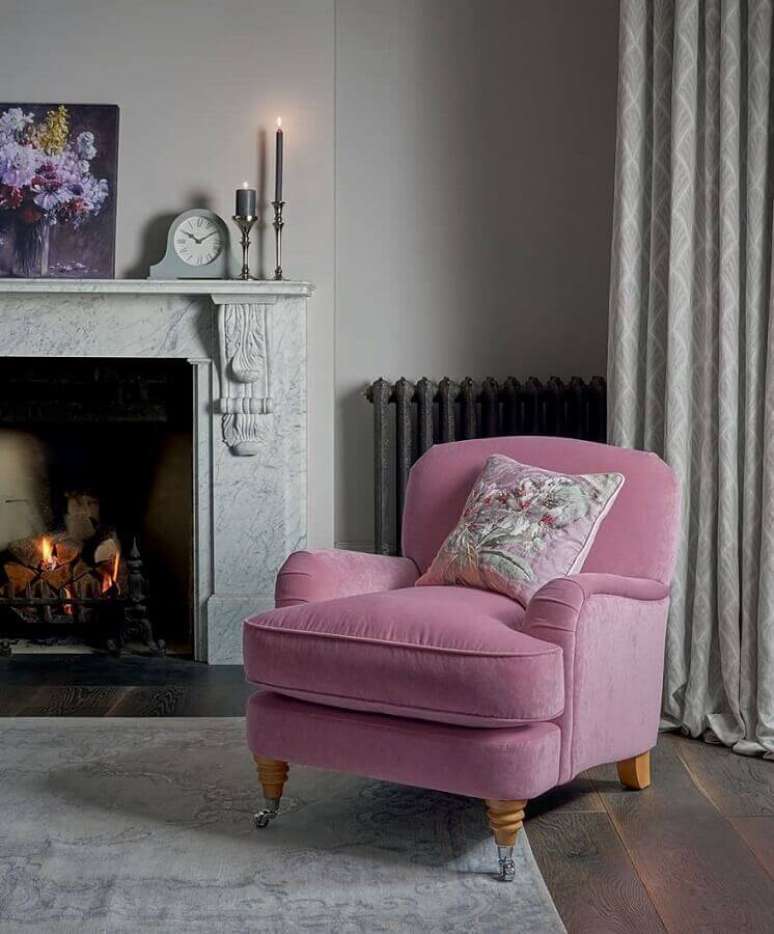 73. Sala com lareira decorada com poltrona confortável rosa – Foto: Laura Ashley