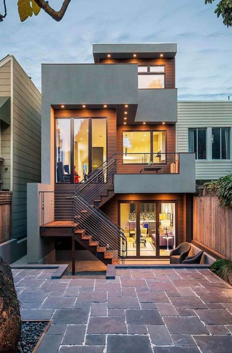 4. Cores de fachada para casas industriais com pintura cinza e revestimento de madeira – Foto Pinterest