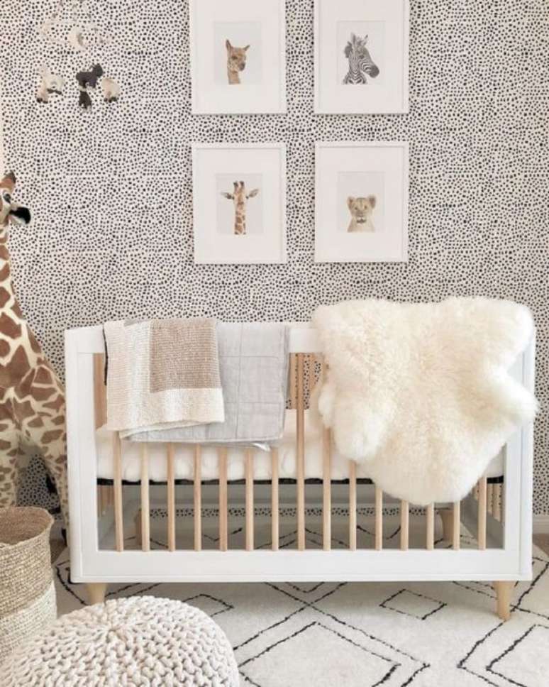 46. Quadros decorativos trazem charme para o quarto de bebê safári. Fonte: Peachly