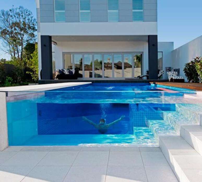 69. As piscinas modernas são lindas com a borda de vidro – Foto Pinterest