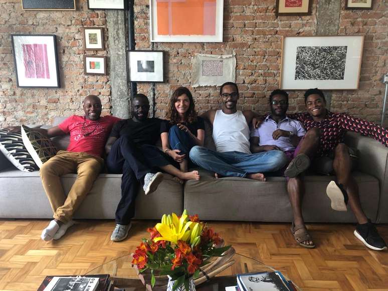 Elenco de 'O Novelo' com a diretora Claudia Pinheiro