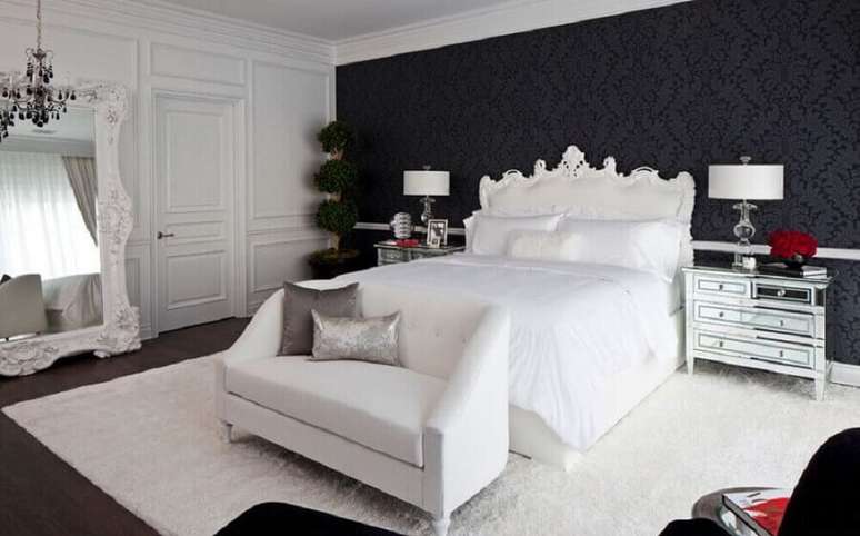 4. Espelho grande e papel de parede para quarto preto e branco decorado com estilo provençal – Foto: Pinterest