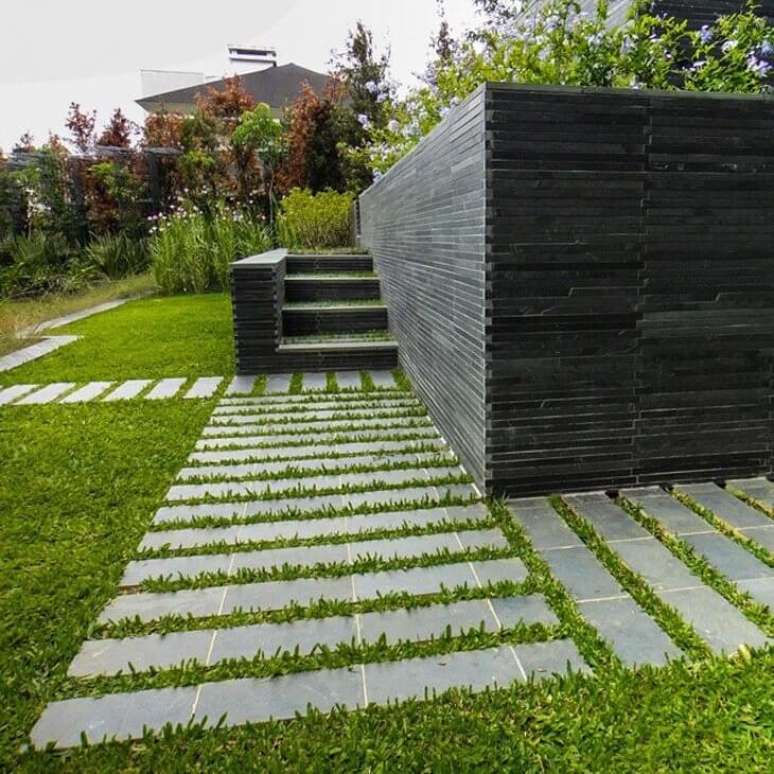 12. Ard&oacute;sia preta em filete para revestir a piscina elevada &ndash; Foto Slomp Busarello