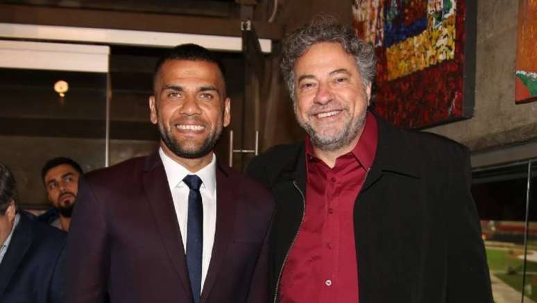 Daniel Alves e Julio Casares, presidente do São Paulo.