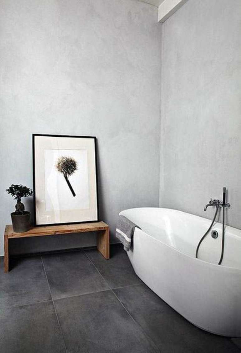 22. Banheiro com decoração minimalista e piso de ardósia preta – Foto From Luxe With Love
