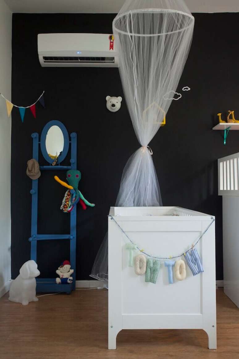 51. Quarto de bebê preto e branco decorado com varal de bandeirinhas – Foto: Jeito de Casa