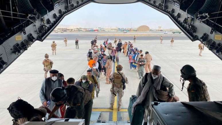 Forças americanas estão priorizando evacuação de afegãos que colaboraram com tropas dos EUA