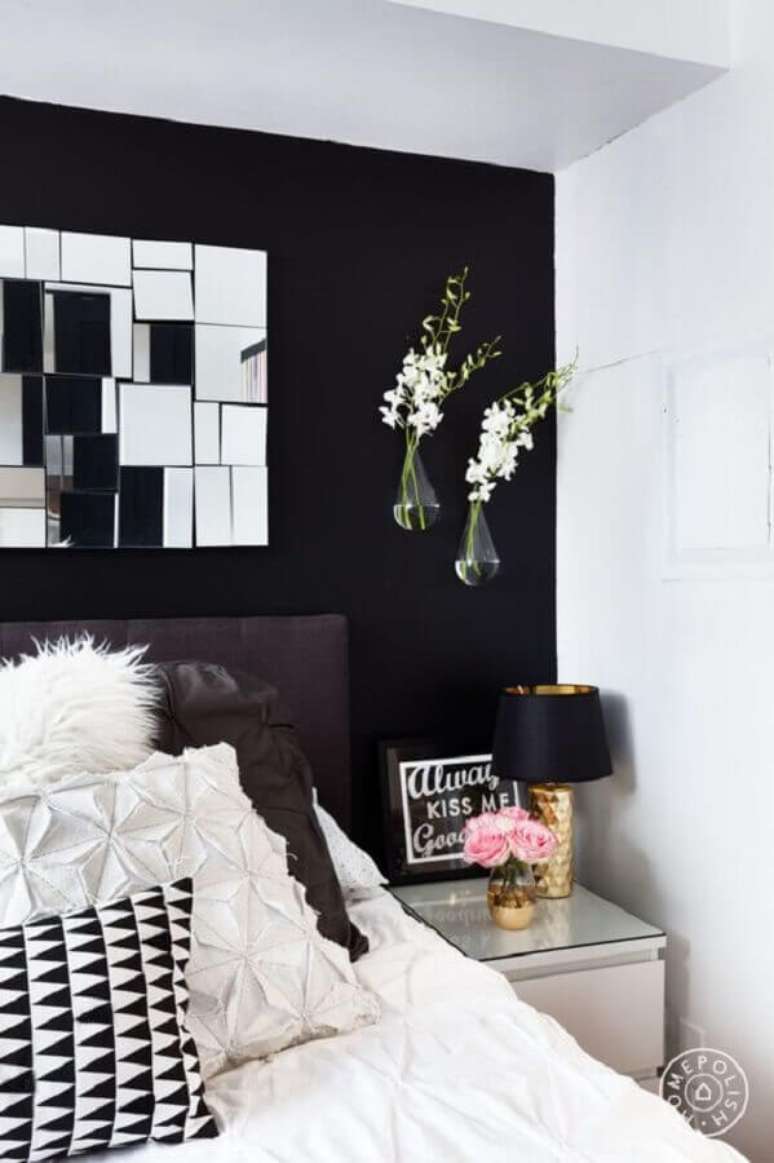 24. Decoração de quarto preto e branco com vasos de parede e abajur dourado – Foto: Fashionismo