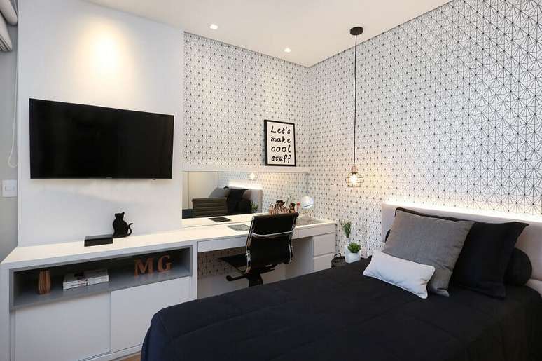 43. Papel de parede para quarto preto e branco de solteiro decorado com luminária aramada – Foto: Belluzzo Martinhão