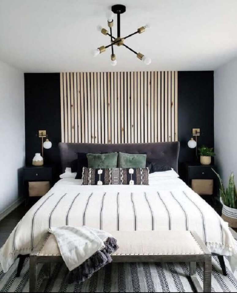 21. Decoração de quarto preto e branco com painel ripado e lustre moderno – Foto: Home Fashion Trend