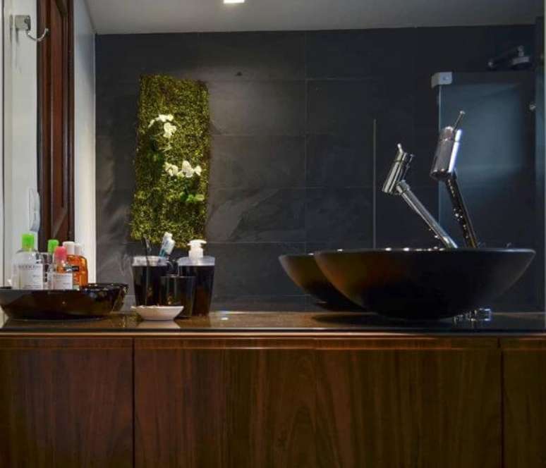 21. Banheiro com ardósia preta na parede e móveis de madeira – Foto Pinterest