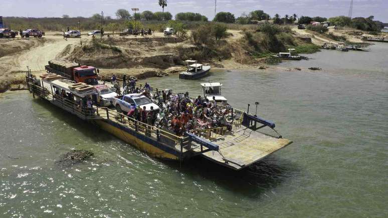 Competidores atravessam o Rio S&atilde;o Francisco de balsa 