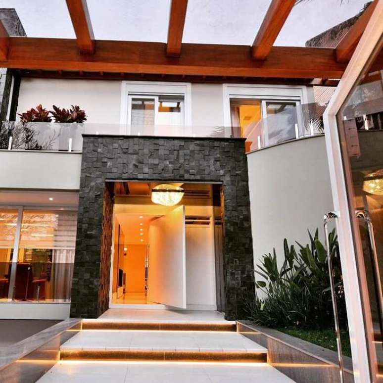 40. Fachada de casa moderna com ardósia preta na entrada – Foto Arquiteto Carlos Lemos