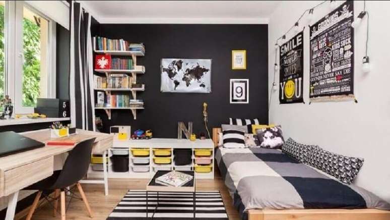 11. Escrivaninha de madeira para decoração de quarto preto e branco solteiro simples – Foto: Pinterest