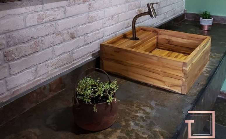 5. Bancada para banheiro de ard&oacute;sia preta com cuba de porcelanato amadeirado &ndash; Foto Tatiana Guimar&atilde;es Arquitetura