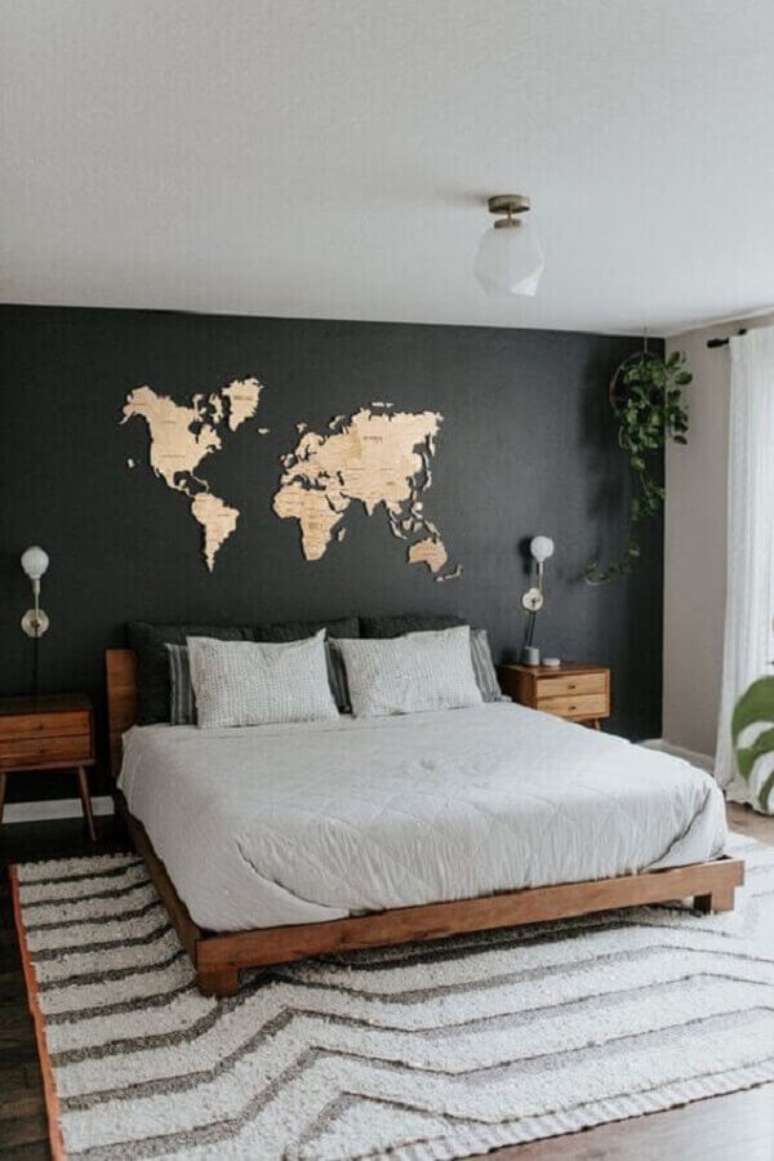 20. Decoração de quarto preto e branco com móveis de madeira e mapa na parede – Foto: Pinterest