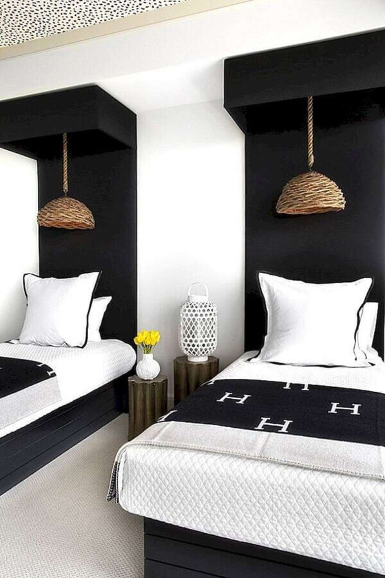 37. Luminária pendente rústico para decoração de quarto preto e branco solteiro – Foto: Home Fashion Trend