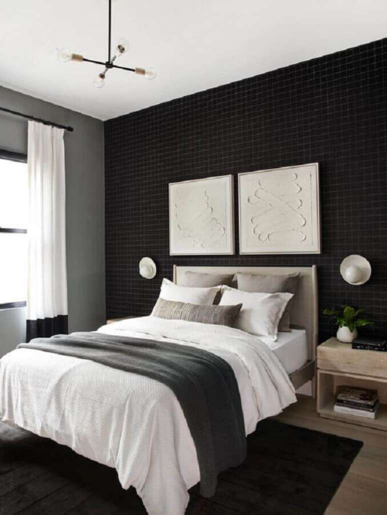 44. Papel de parede para quarto preto e branco decorado com criado mudo de madeira – Foto: Home Fashion Trend