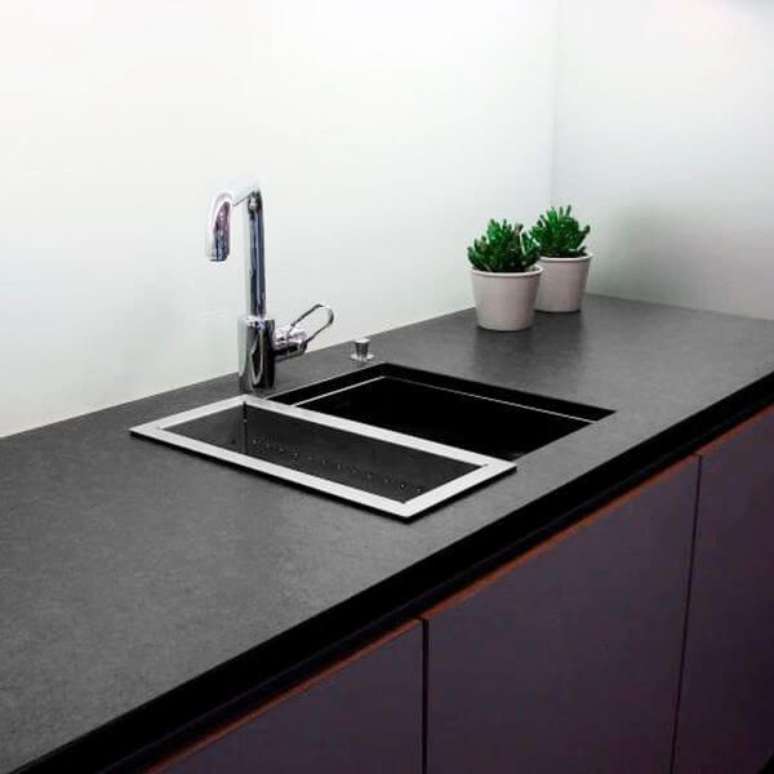 17. Bancada com pedra ard&oacute;sia preta com cuba e torneira de metal &ndash; Foto Archi Expo