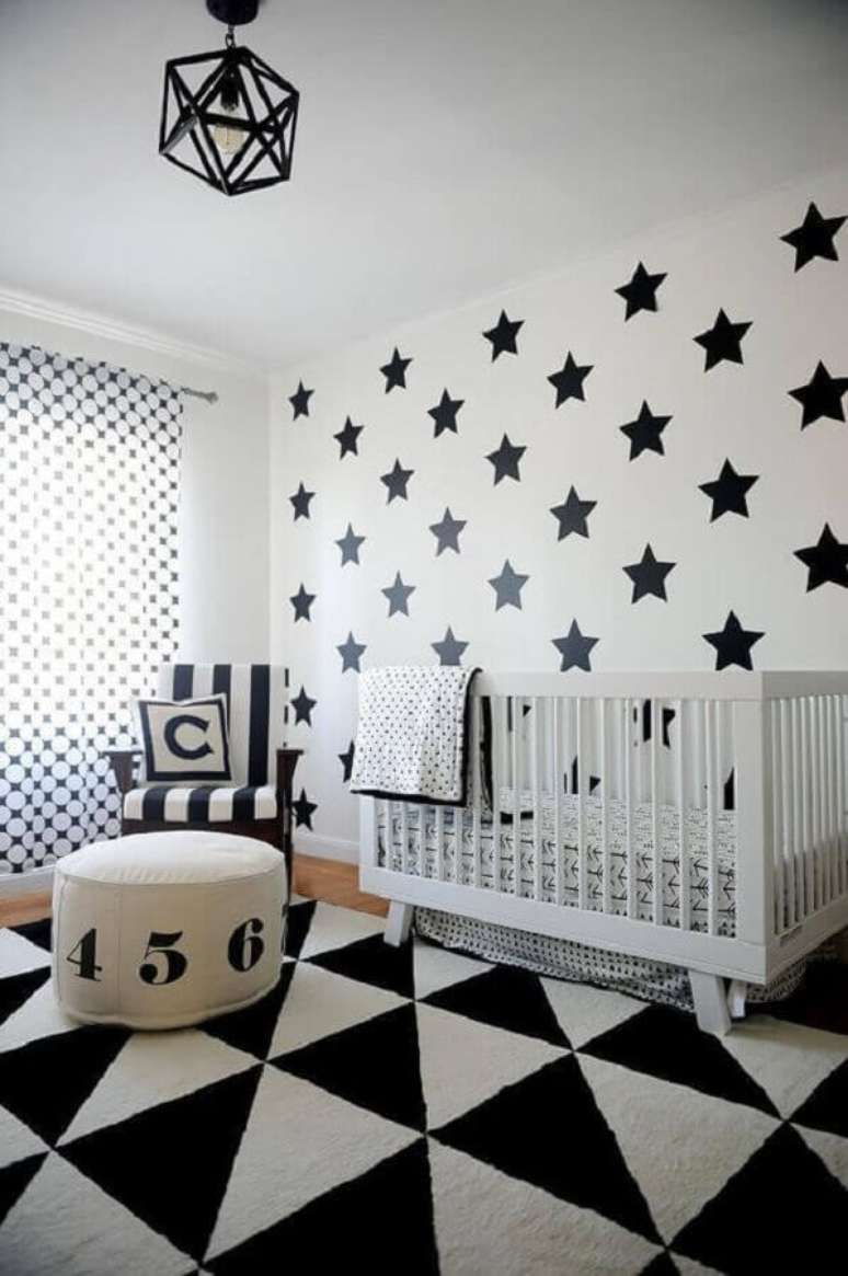9. Decoração de quarto de bebê preto e branco com papel de parede de estrelas e tapete geométrico – Foto: Home Fashion Trend