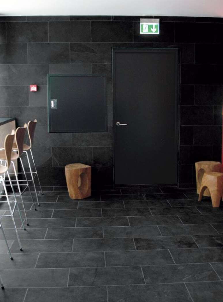 52. Cozinha com pedra ardósia preta na decoração – Foto Venezia Store