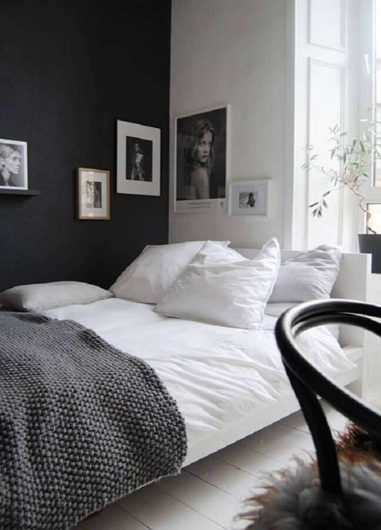 47. Quadros para decoração de quarto preto e branco simples – Foto: One Kindesign