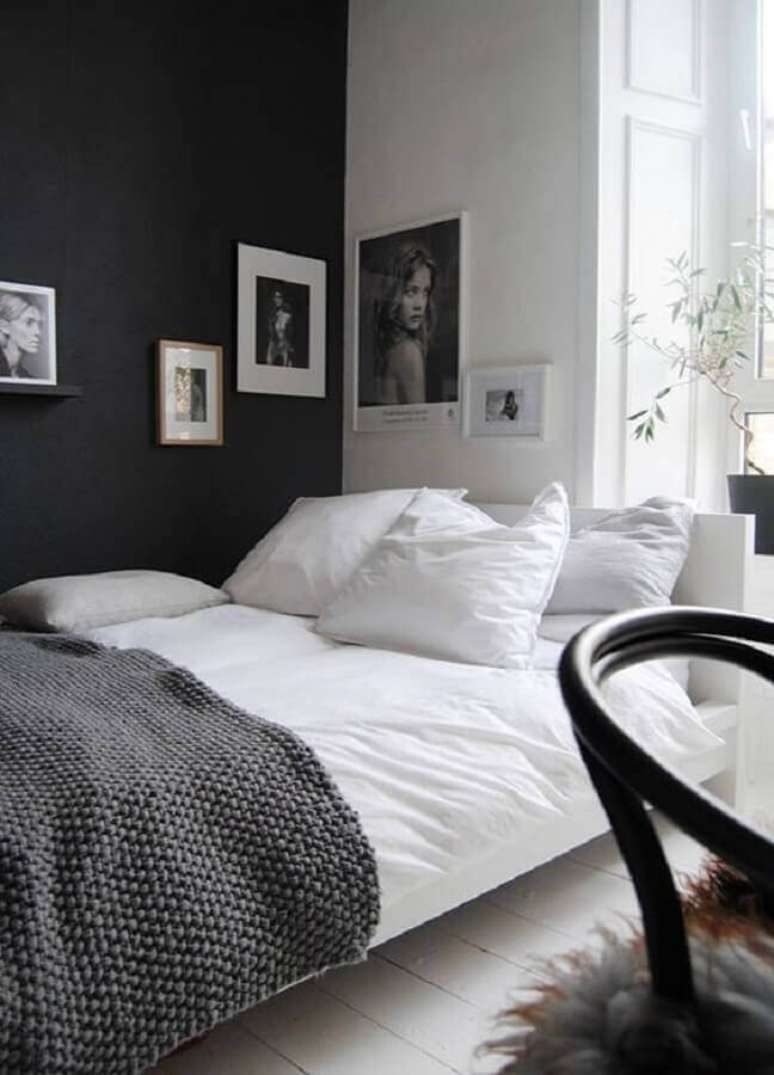 47. Quadros para decora&ccedil;&atilde;o de quarto preto e branco simples &ndash; Foto: One Kindesign