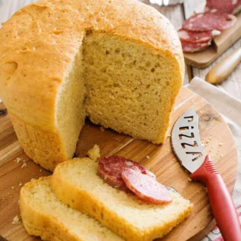 Aprenda como fazer bolo de pão de queijo de liquidificador.
