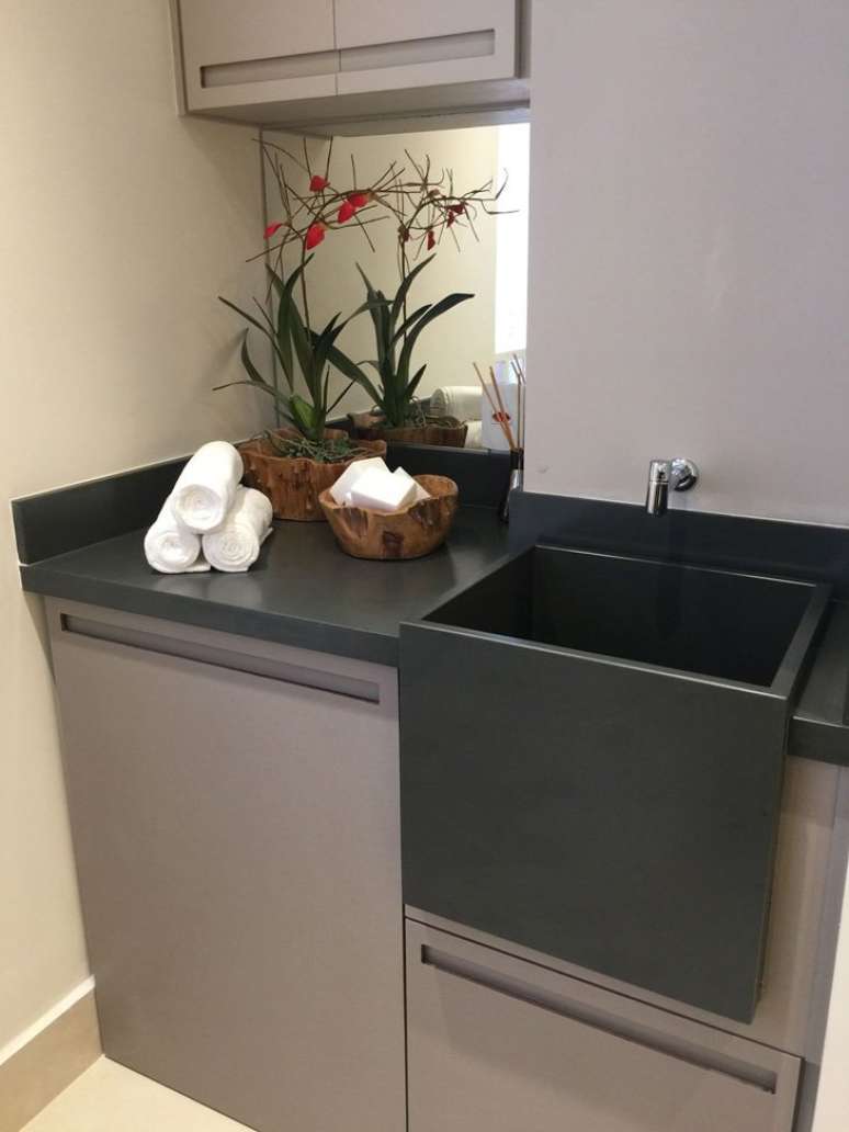 50. Tanque e bancada de ardosia preta polida &ndash; Foto Studio Ecoara