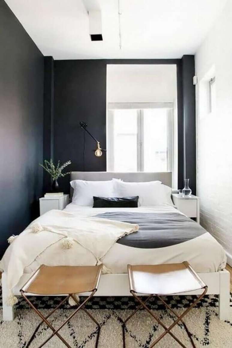 3. Com uma boa iluminação o quarto preto e branco pode contar com o preto como base da decoração – Foto: Archidea