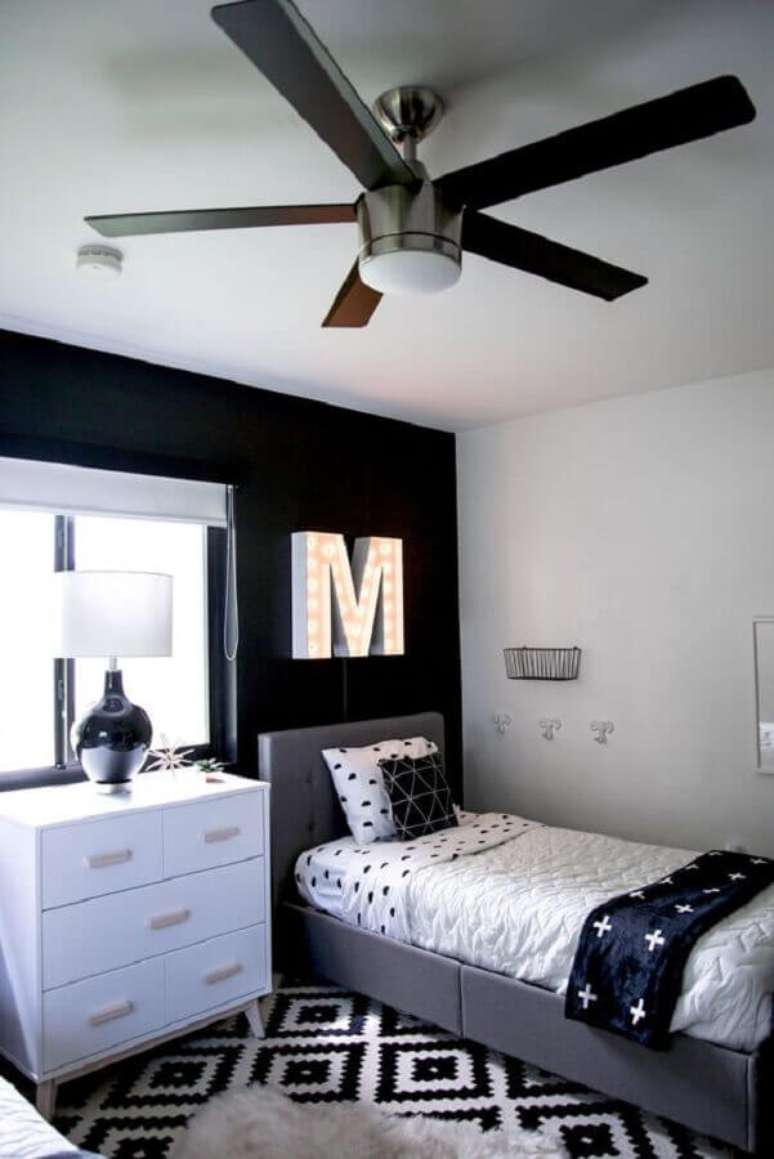 58. Tapete geométrico para decoração de quarto preto e branco solteiro – Foto: Pinterest