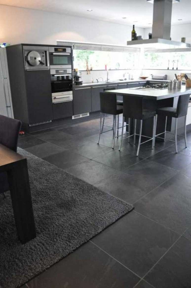 35. Cozinha com piso de ardósia preta e móveis cinza – Foto Van Den Heuvel e Van Duuren