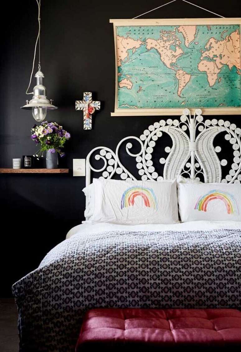 19. Decora&ccedil;&atilde;o de quarto preto e branco com mapa na parede &ndash; Foto: AN Apartment