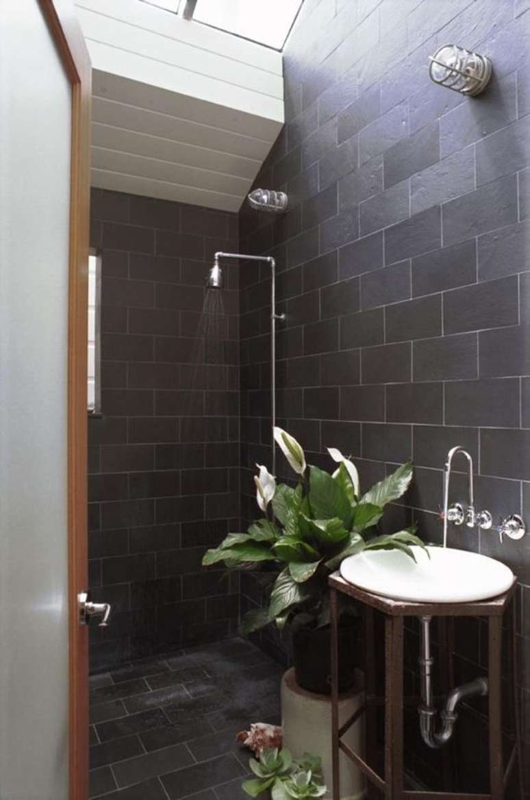 20. Banheiro com ardósia preta – Foto Remodelista