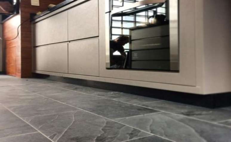 43. Piso de ard&oacute;sia preta na cozinha &ndash; Foto Pinterest