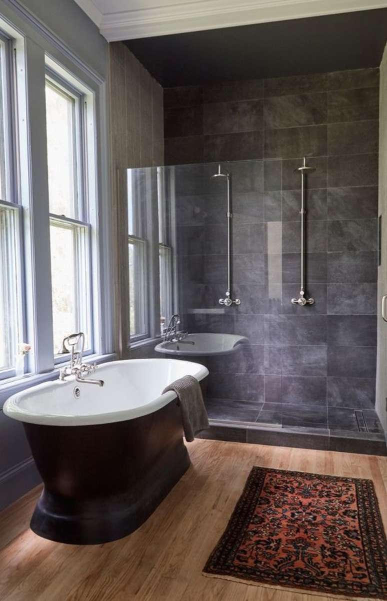 18. Banheiro com ardósia preta e banheira da mesma cor – Foto Architectural Digest