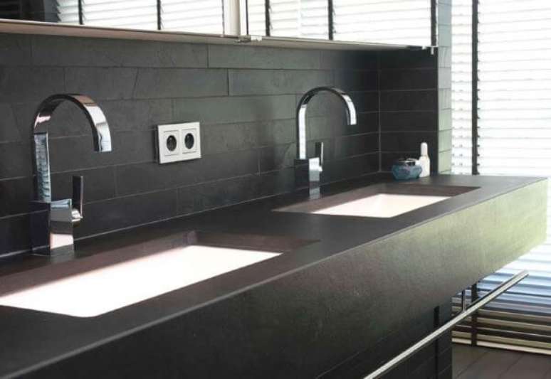 8. Banheiro com ard&oacute;sia preta na bancada &ndash; Foto Altivo Pedras