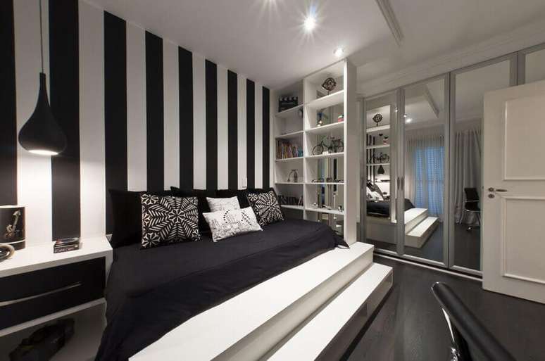30. Decoração moderna de quarto preto e branco grande com papel de parede listrado – Foto: Homeyou