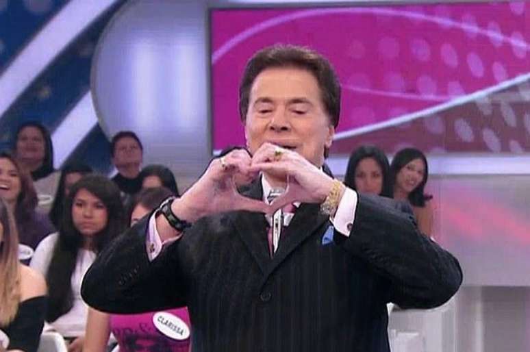 O apresentador Silvio Santos fazendo um coração com as mãos - Reprodução
