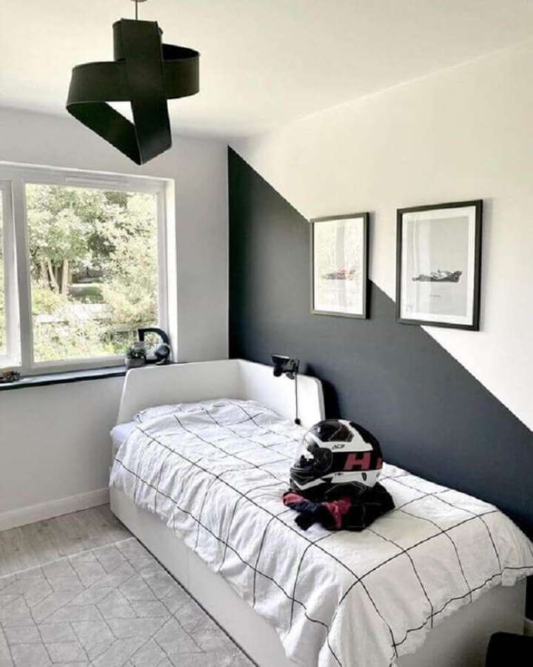 57. Quarto preto e branco simples decorado com meia parede pintada – Foto: Pinterest