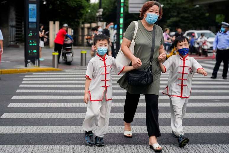 Pessoas caminham pela rua de máscara em Xangai, China
10/08/2021 REUTERS/Aly Song